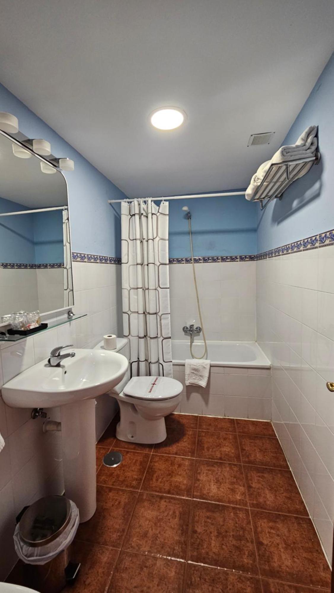 Hostal Albe Карион де лос Кондес Екстериор снимка