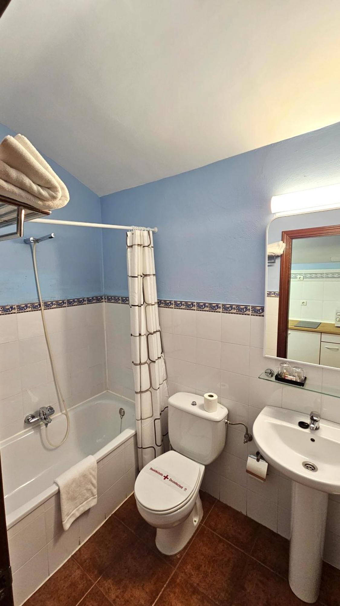 Hostal Albe Карион де лос Кондес Екстериор снимка